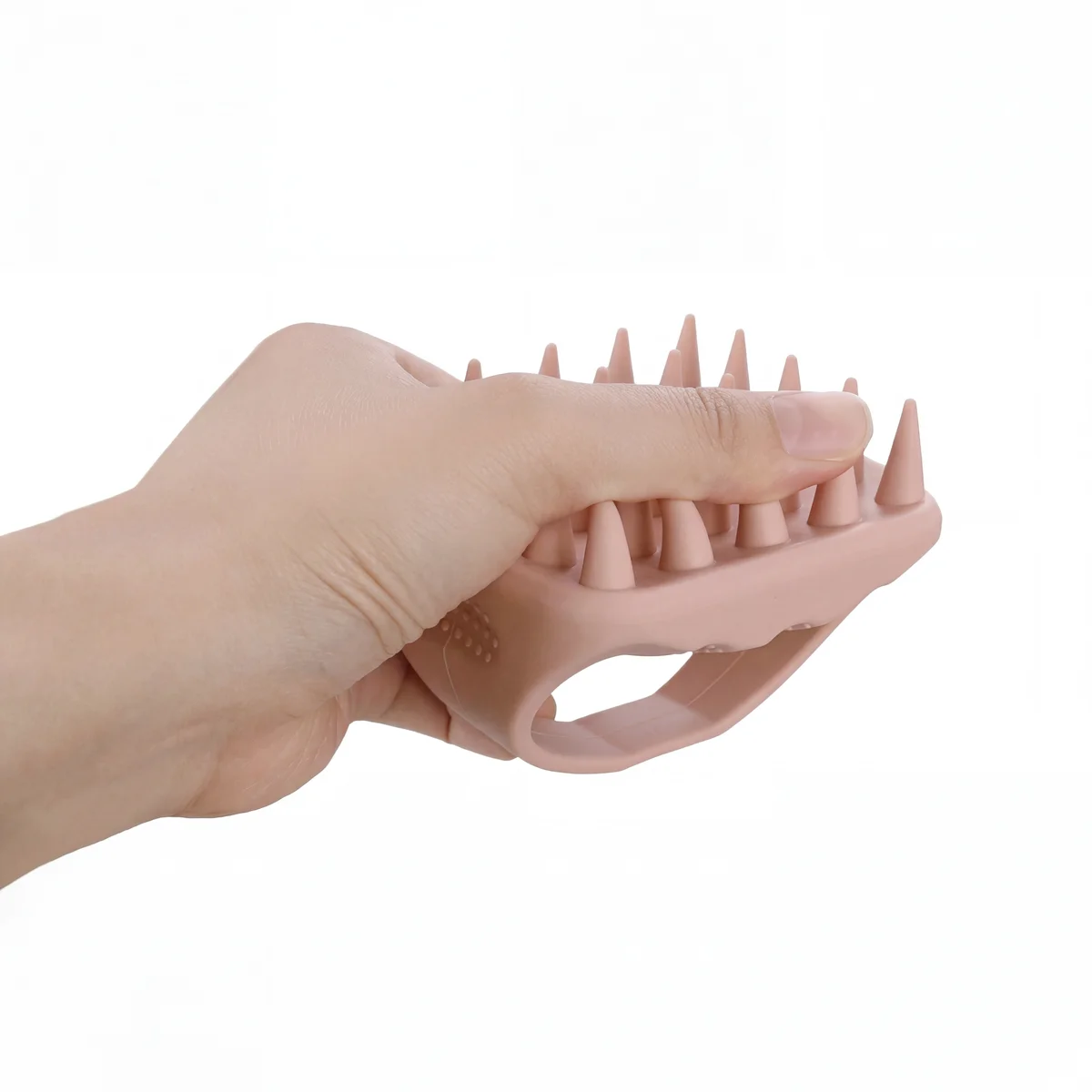 논슬립핸들 두피 브러시 사용 모습